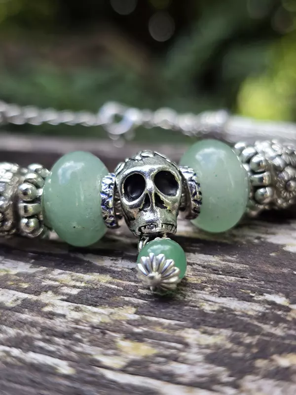 Image d'illustration du produit Bracelet tressé argenté et aventurine à la tête de mort