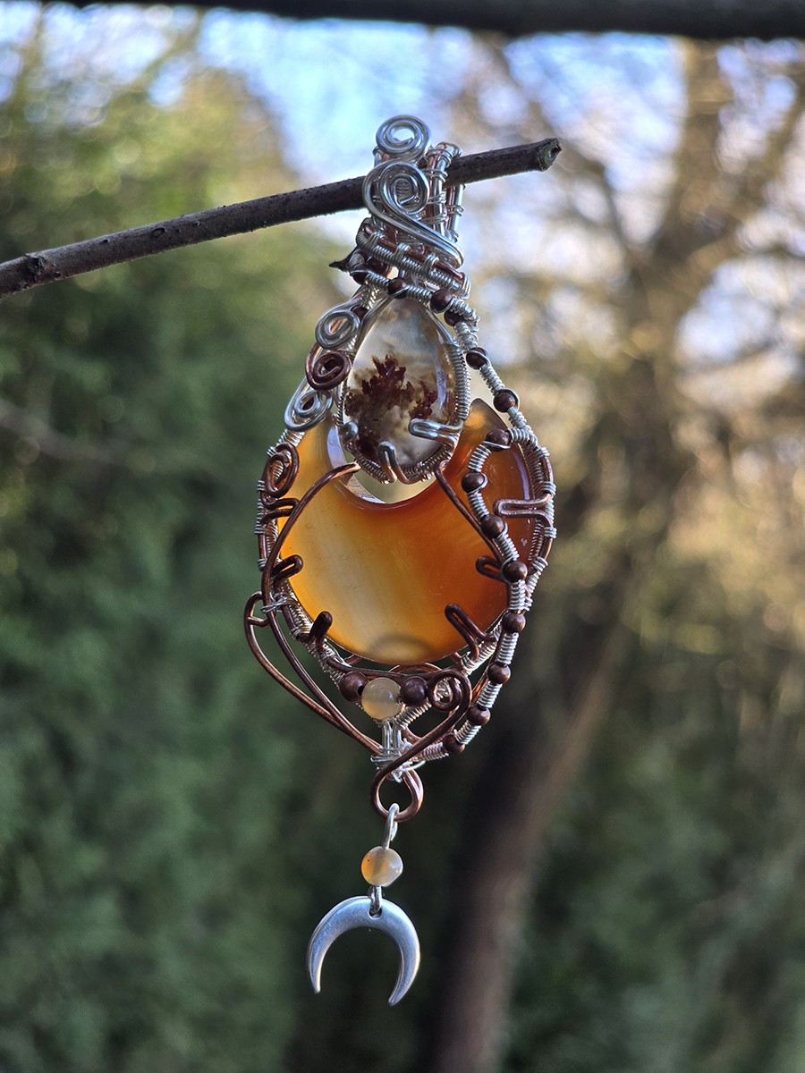 Image d'illustration du produit Pendentif Calcédoine en lune et agate mousse