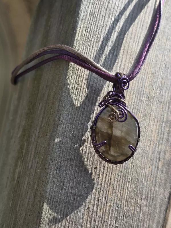 Image d'illustration du produit Pendentif labradorite violette