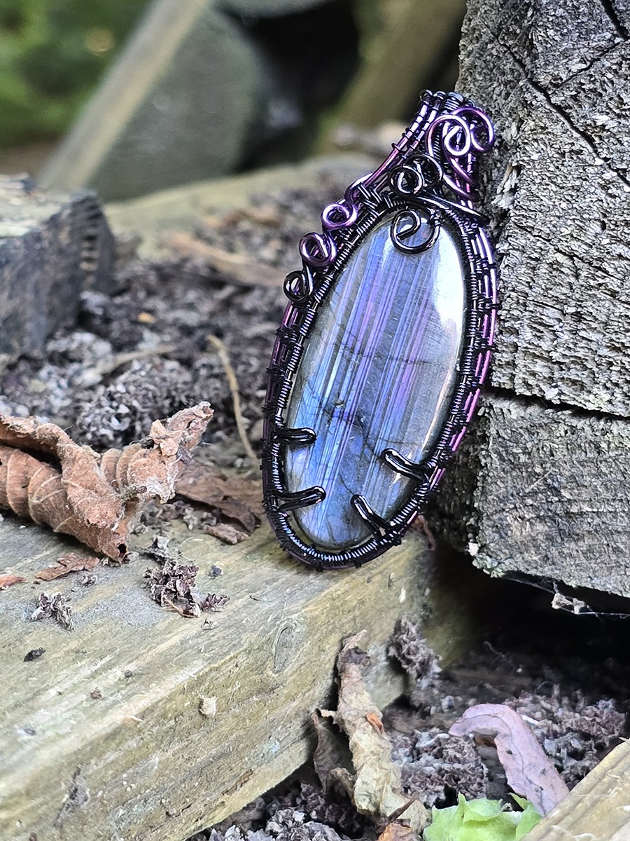 Image d'illustration du produit Pendentif labradorite striée violette