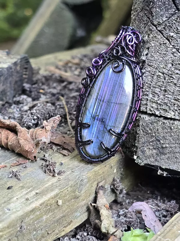 Image d'illustration du produit Pendentif labradorite striée violette