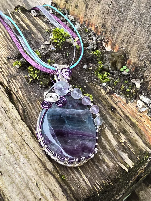 Image d'illustration du produit Pendentif fluorite rubannée