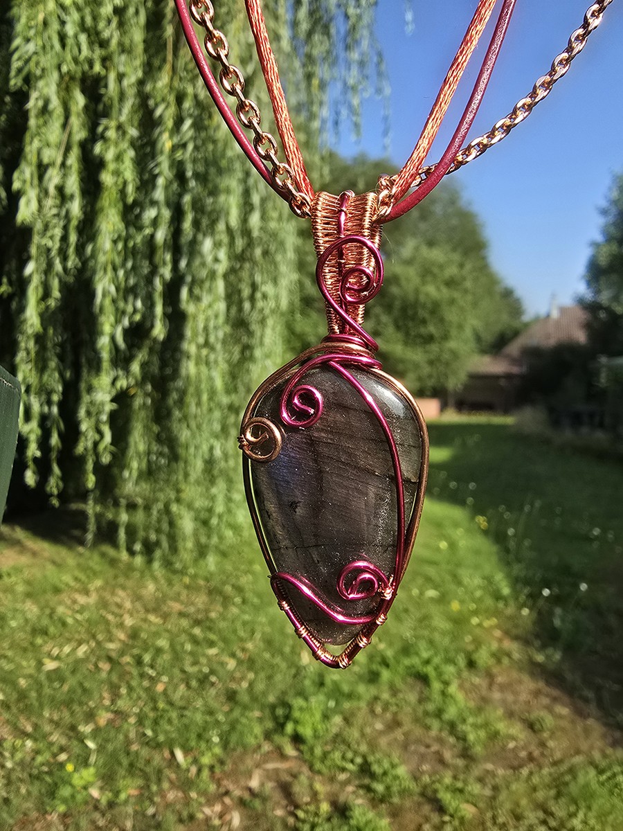 Image d'illustration du produit Pendentif Labradorite rouge sombre
