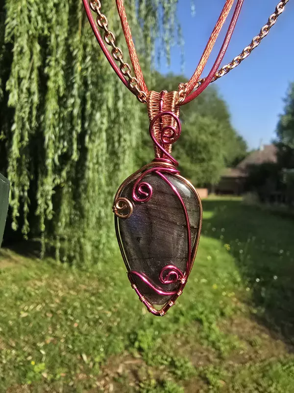 Image d'illustration du produit Pendentif Labradorite rouge sombre