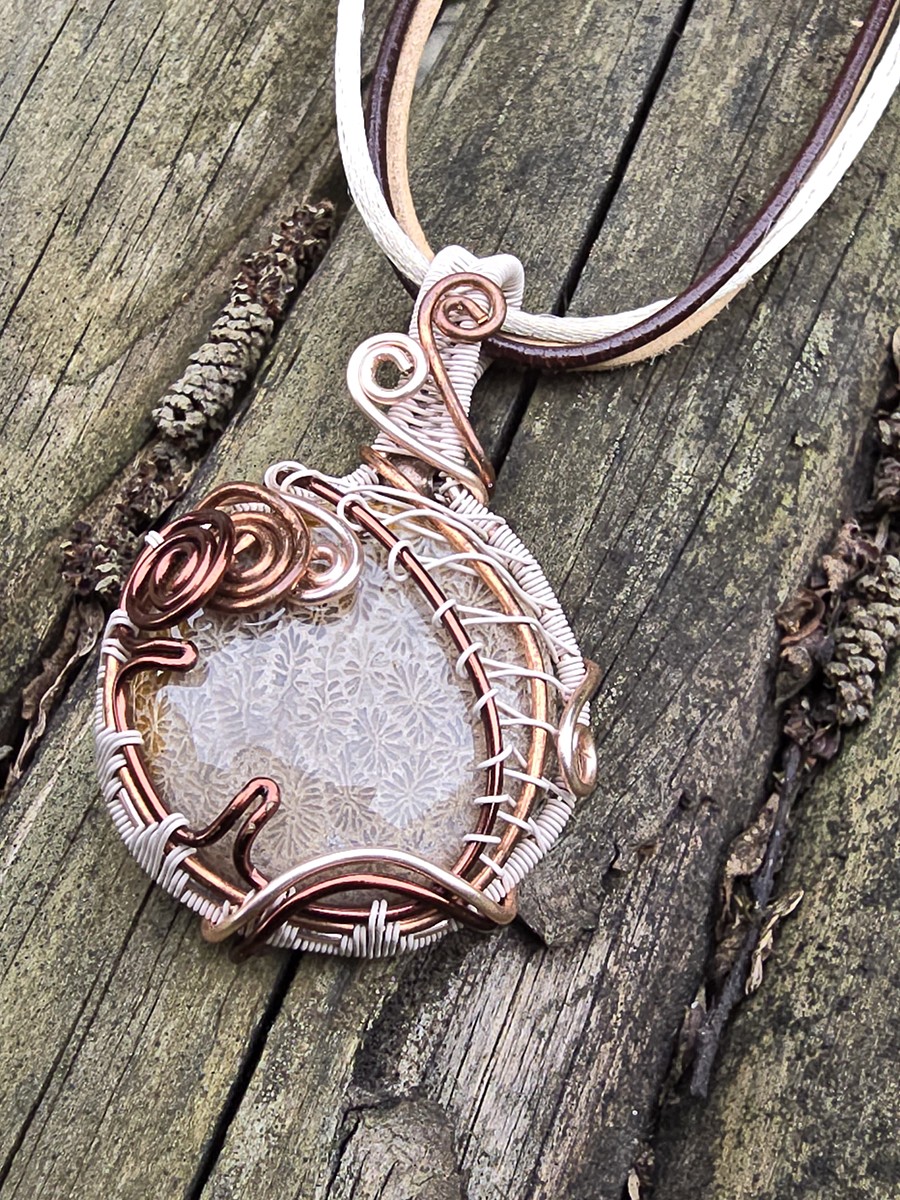 Image d'illustration du produit Pendentif corail fossile rond