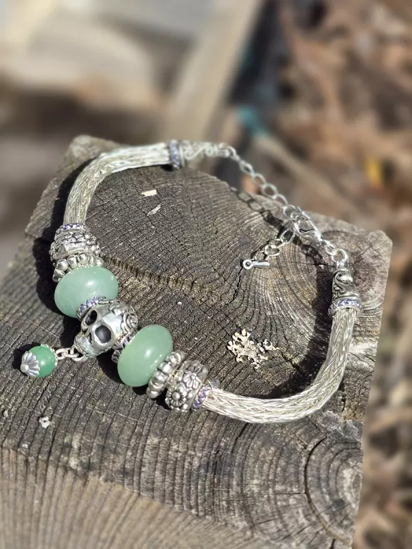 Image d'illustration du produit Bracelet tressé argenté et aventurine à la tête de mort