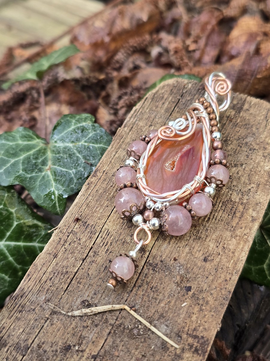 Image d'illustration du produit Pendentif Géode d'agate et quartz strawberry