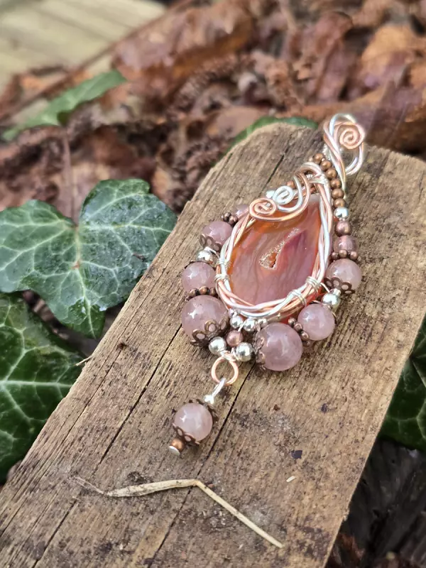 Image d'illustration du produit Pendentif Géode d'agate et quartz strawberry